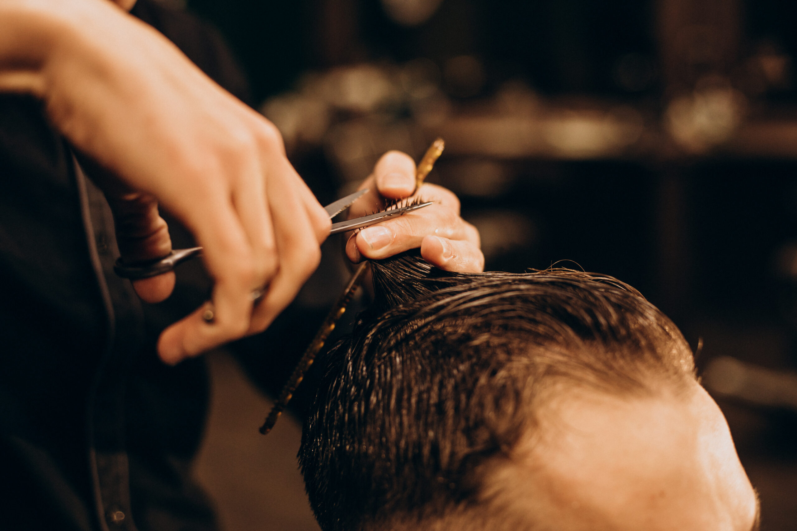 Coiffeur coiffe un homme