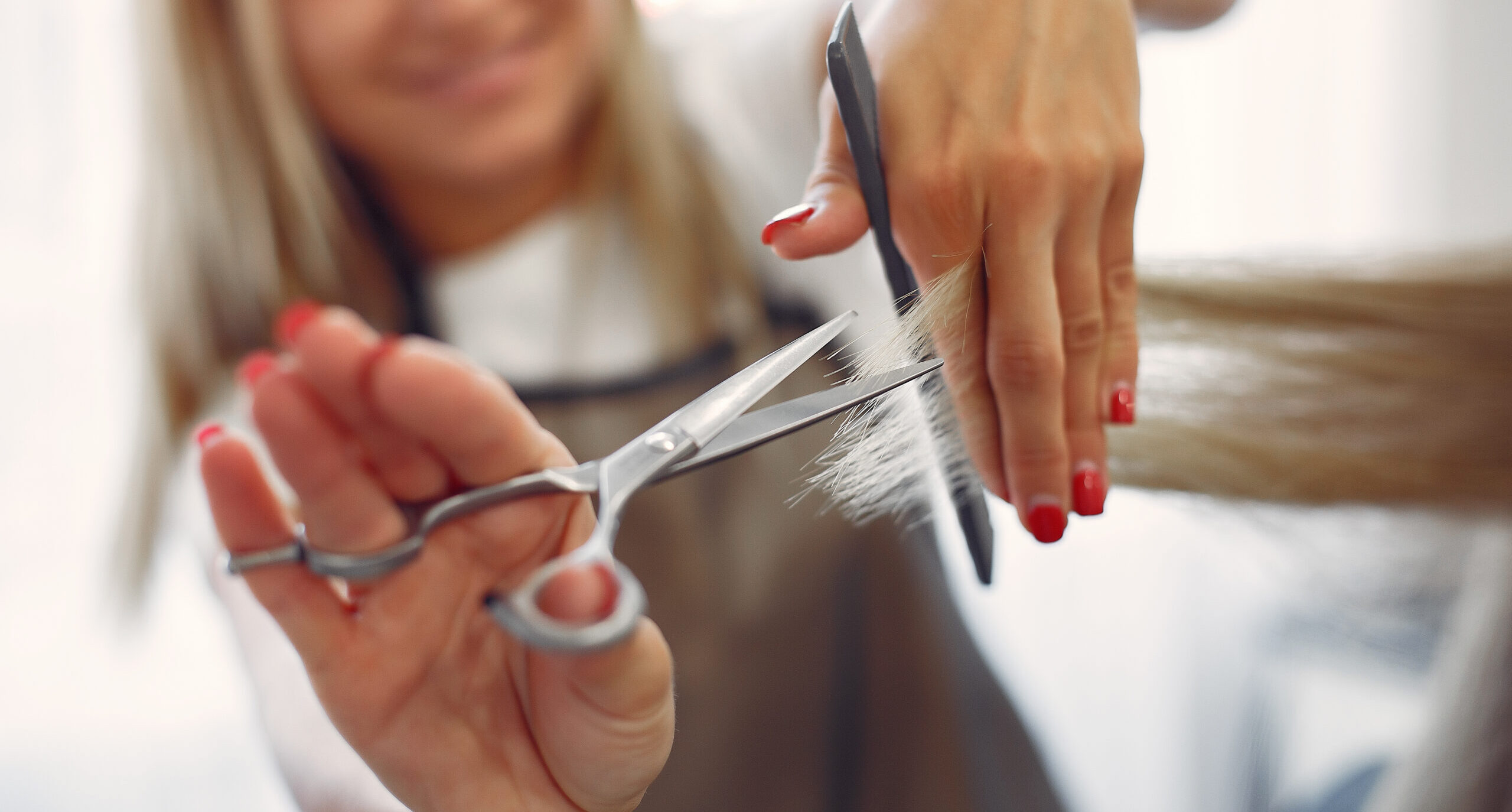 Coiffeur coiffe une femme