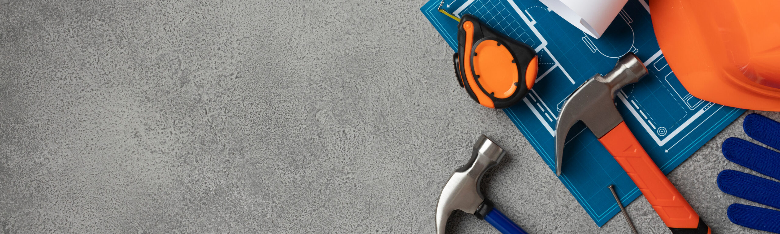 Outils de chantier sur fond gris