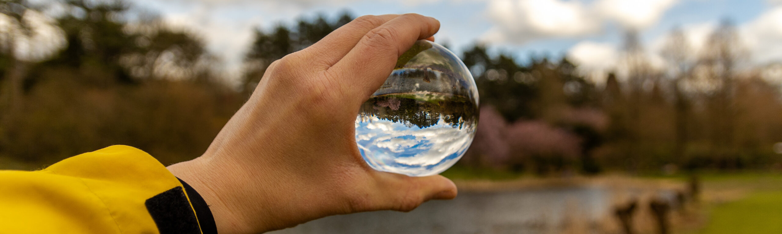 Qualité de l'air et de l'eau, vue sur une main qui tient une goutte d'eau